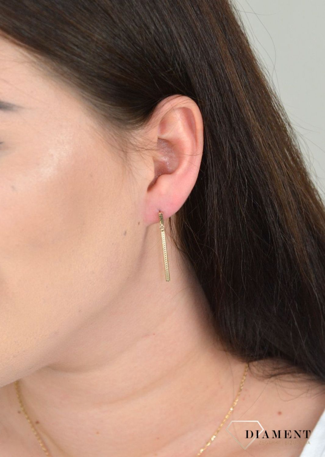 Złote kolczyki proste patyczki o grawerowanej powierzchni na sztyft KL 9463.jpg